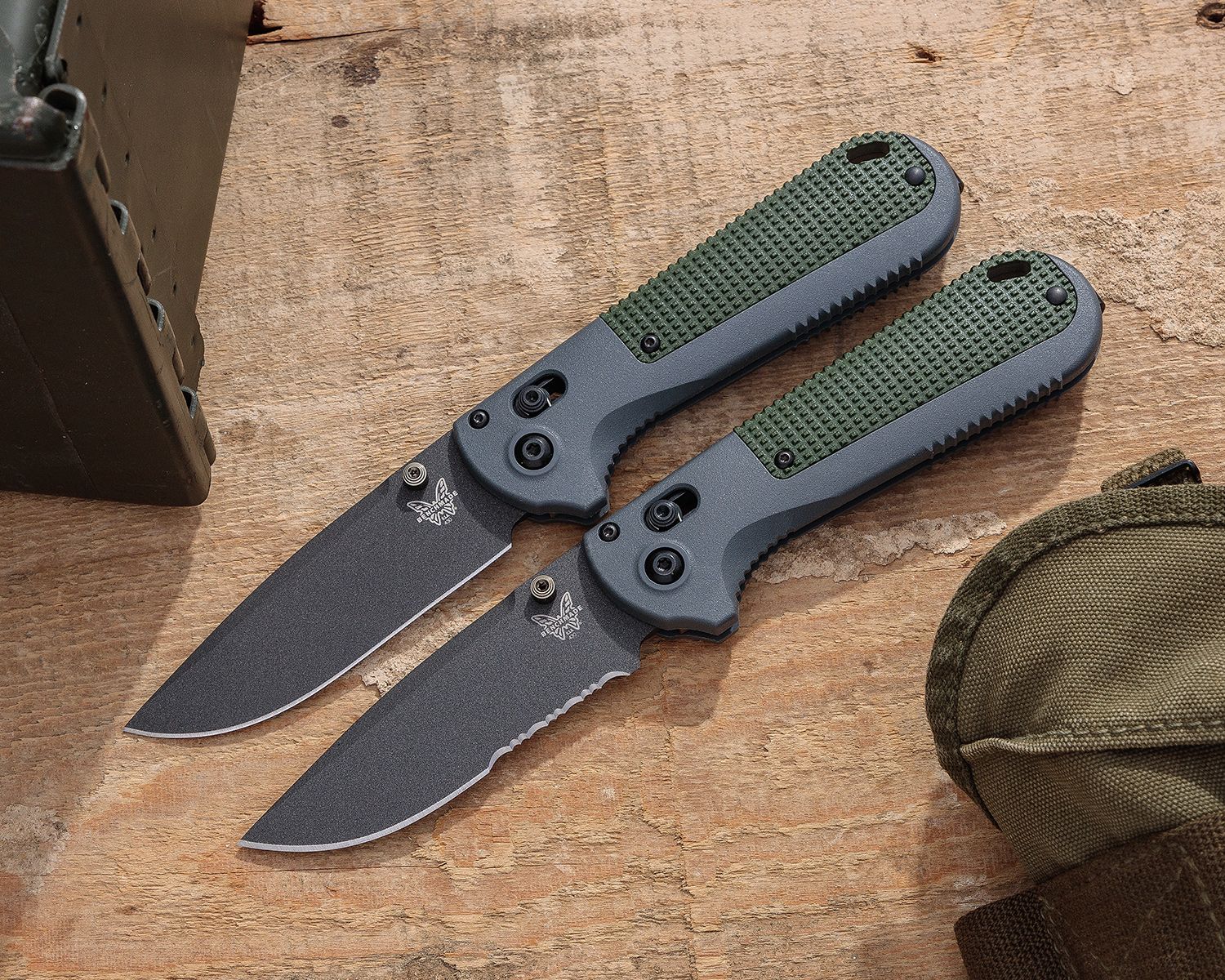 Benchmade Redoubt AXIS Part Serrate 430SBK @ SRKT Cobalt Black/Gray  Cerakote Coated CPM D2 Partially Serrated Drop Point Combo Blade Gray and  Green Grivory Handle Scales Manual Dual Thumb Stud Folding Pocket