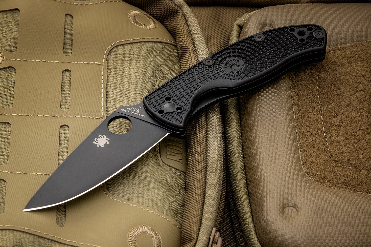 Navaja Spyderco Tenacious Lightweight – Alpha Človek