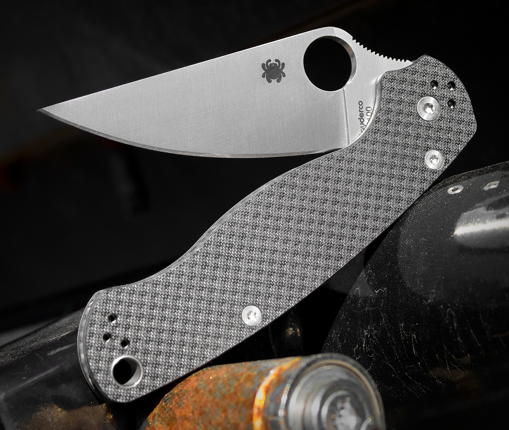 Spyderco Limited Edition Paramilitary 2 Folding Knife 3-7/16" 52100 Plain  Blade, Peel-Ply Carbon Fiber Handles - KnifeCenter - C81CF52100P2 -  Discontinued