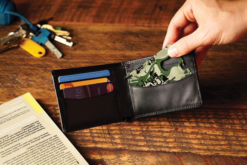 Wallet Ninja: 18-in-1 multi-tool for your wallet.